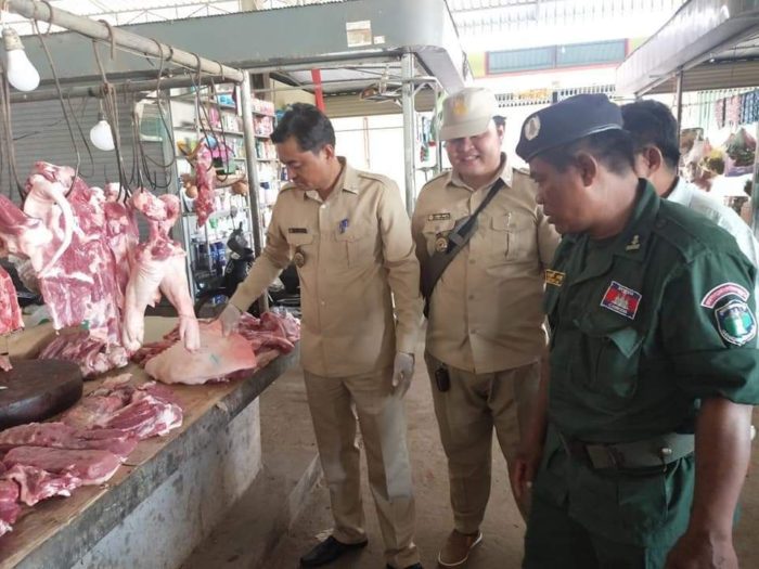 មន្ត្រីជំនាញខេត្ដចុះអប់រំណែនាំដល់អាជីវករជាអ្នកលក់សាច់ទាំងអស់ ត្រូវមានអូសត្រាពេទ្យសត្វជាដាច់ខាត!!
