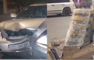 បេីករថយន្តមិនប្រយត្ន័ទៅបុកក្បាលនាគពុះចែកទ្រុងផ្លូវបណ្តាលអោយរងការខូចខាតយ៉ាងដំណំ!!