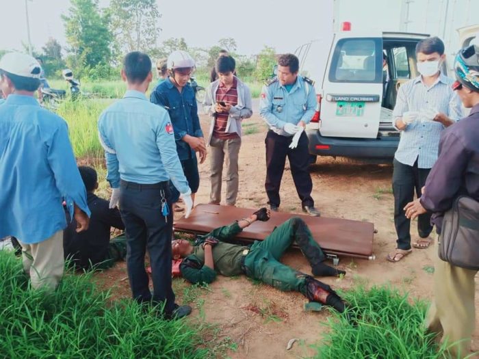 បេីកម៉ូតូមិនប្រយត្ន័បុក​គោយន្ត​កន្ត្រៃ​ពី​ខាងក្រោយ​បណ្ដាលអោយមនុស្ស៣នាក់រងរបួសធ្ងន់ស្រាល!!