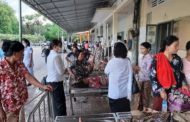ពលរដ្ឋច្រើននាក់នៅស្រុកបាទី សង្ស័យពុលនំបញ្ចុកត្រូវ បានដឹកបញ្ជូលមកមន្ទីរពេទ្យបង្អែកស្រុកបាទី ដើម្បីសង្គ្រោះ!!
