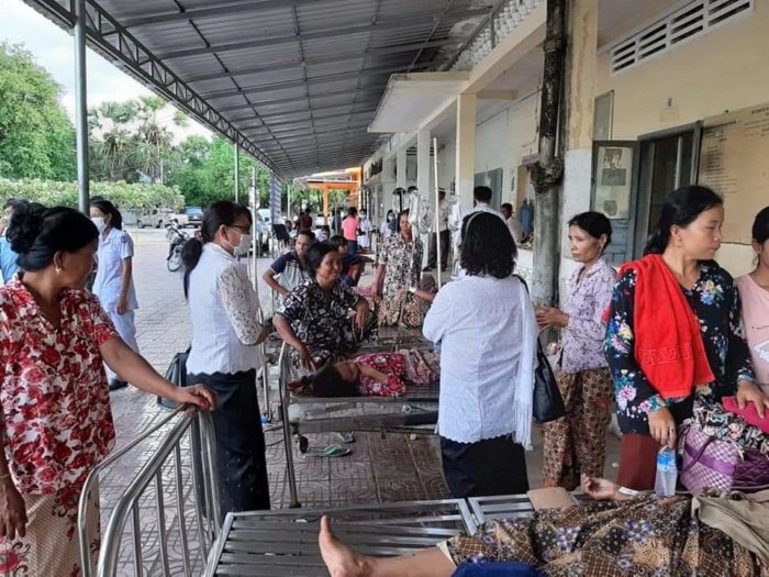 ពលរដ្ឋច្រើននាក់នៅស្រុកបាទី សង្ស័យពុលនំបញ្ចុកត្រូវ បានដឹកបញ្ជូលមកមន្ទីរពេទ្យបង្អែកស្រុកបាទី ដើម្បីសង្គ្រោះ!!