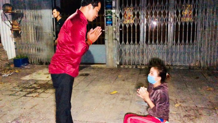 បេីករថយន្តមិនប្រុងប្រយ័ត្នទៅបុករ៉ឺម៉កអេតចាយ​ បណ្ដាលឲ្យ២នាក់ប្ដីប្រពន្ធ​ រងរបួស​!!