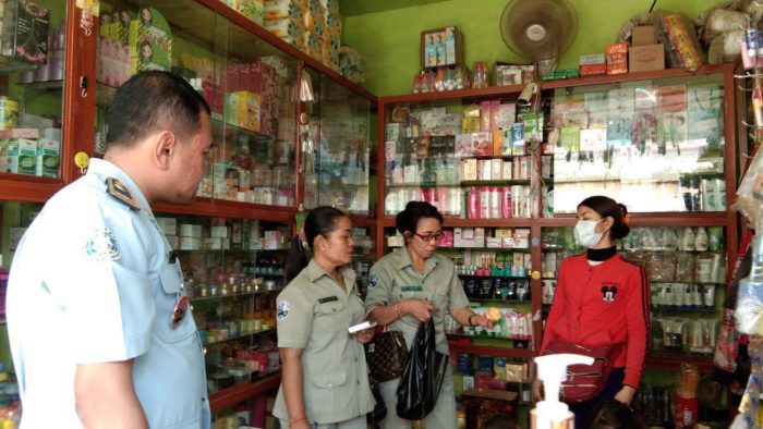 មន្រ្តីកាំកុងត្រូលដកហូតឡេលាបស្បែកគ្មានស្លាកសញ្ញា និងការប្រើប្រាស់មិនច្បាស់លាស់ ដាក់លក់នៅស្រុកភ្នំស្រួច!!