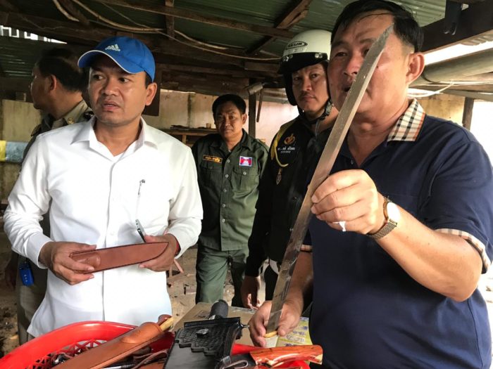 អត់ដឹងសោះ! រកឃើសិប្បកម្មផលិតដាវ កាំបិតគ្រប់ប្រភេទ សង្ស័យអត់ច្បាប់ នៅខណ្ឌពោធិ៍សែនជ័យ នាំចេញលក់ដល់ក្រៅប្រទេសទៀត!!