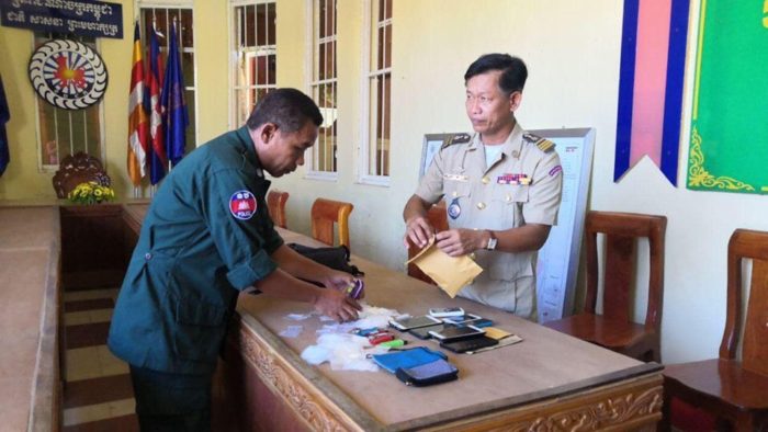 សម្ងំប្រើប្រាស់ និងជួញដូរគ្រឿងញៀននៅក្នុងបន្ទប់ជួល ត្រូវនគរបាលក្រុងពោធិ៍សាត់បង្ក្រាប និងឃាត់ខ្លួនមនុស្សប្រុស ស្រី៦នាក់!!