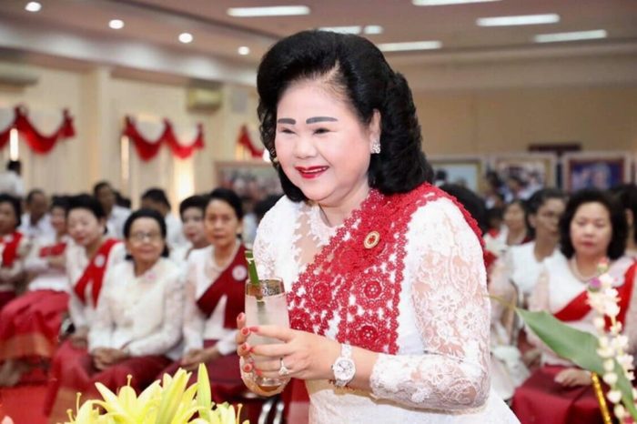 សម្តេចកិត្តិព្រឹទ្ធបណ្ឌិត ប៊ុន រ៉ានី ហ៊ុនសែន ប្រធានកាកបាទក្រហមកម្ពុជា និងថ្នាក់ដឹកនាំ-មន្ត្រី បុគ្គលិកកាកបាទក្រហមកម្ពុជា រាប់បាត្រ ប្រគេនព្រះសង្ឃ​ ៨៤អង្គ ក្នុងឱកាសបុណ្យចម្រើនព្រះជន្មវស្សា គម្រប់​ ៨៣​ យាងចូល ៨៤ព្រះវស្សា សម្ដេចព្រះមហាក្សត្រី នរោត្ដម មុនិនាថ សីហនុ ព្រះវររាជមាតាជាតិខ្មែរ