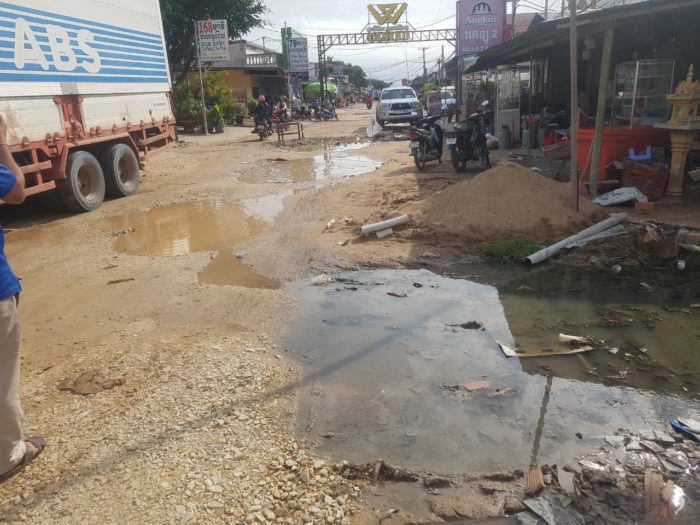 ប្រជាពលរដ្ឋរស់នៅឃុំសំរោងស្រុកចន្ទ្រា ខេត្តស្វាយរៀងសុំអោយអាជ្ញាធរនិងមន្ទីរជំនាញជួយមេីលផ្លូវខូចនេះផងទាន!!
