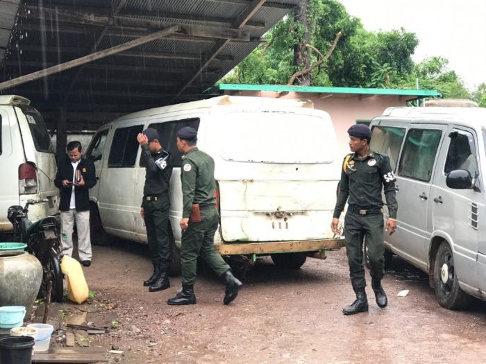 ចេះឃើញទាន់កុំអីទៅបាត់!!រថយន្តដឹកឈើប្រណិត៨គ្រឿង បំរ៉ុងលោតឆ័ត្រទៅវៀតណាម ត្រូវកម្លាំងអាវុធហត្ថខេត្តក្រចេះបង្ក្រាបបាន!