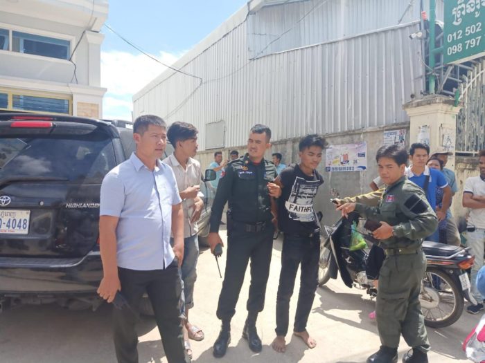 ឆក់ទូរសព្ទ័មិនបានសម្រេចភ្លាត់ស្នៀតដួលម៉ូតូសមត្ថកិច្ចចាប់បានម្នាក់រត់រួចម្នាក់!