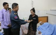 ឧត្តមសេនីយ៍ឯក រ័ត្ន ស្រ៊ាង ចុះសួរសុខទុក្ខ សមាជិកអាវុធហត្ថរាជធានីភ្នំពេញ នៅមន្ទីរពេទ្យកាល់ម៉ែត!