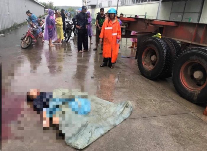 បុរសម្នាក់ជិះម៉ូតូមិនប្រយត្ន័ជ្រុលទៅបុកនិងរុឺម៉កសណ្តោងបណ្តាលអោយស្លាប់ភ្លាមៗនៅនិងកន្លែងកេីតហេតុ!