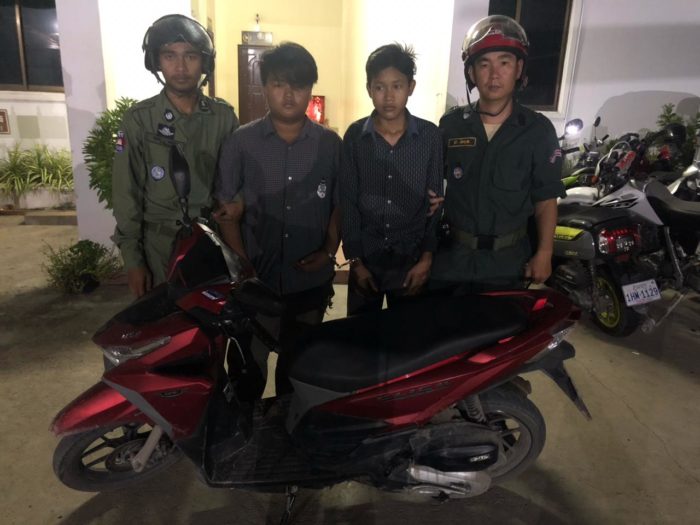 សមត្ថកិច្ចខណ្ឌសែនសុខឃាត់ខ្លួនជនសង្ស័យ០២នាក់ពាក់ពន្ធ័ករណីឆក់ទូរសព្ទ័ដៃ!