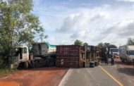 បេីករថយន្តកុងទីន័រមិនប្រយត្ន័បណ្តាលអោយក្រឡាប់រងការខូចខាតយ៉ាងដំណំ!