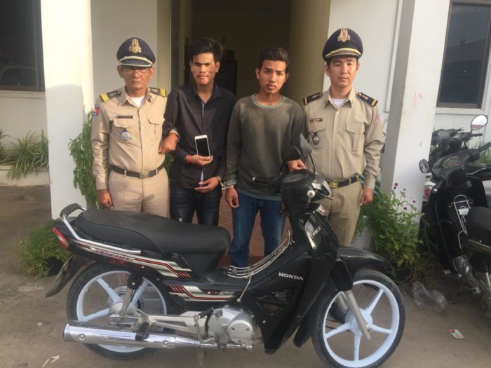 សមត្ថកិច្ចខណ្ឌសែនសុខឃាត់ខ្លួនជនសង្ស័យ០២នាក់ ករណីលួចឆក់ទូរសព្ទ័ដៃ!