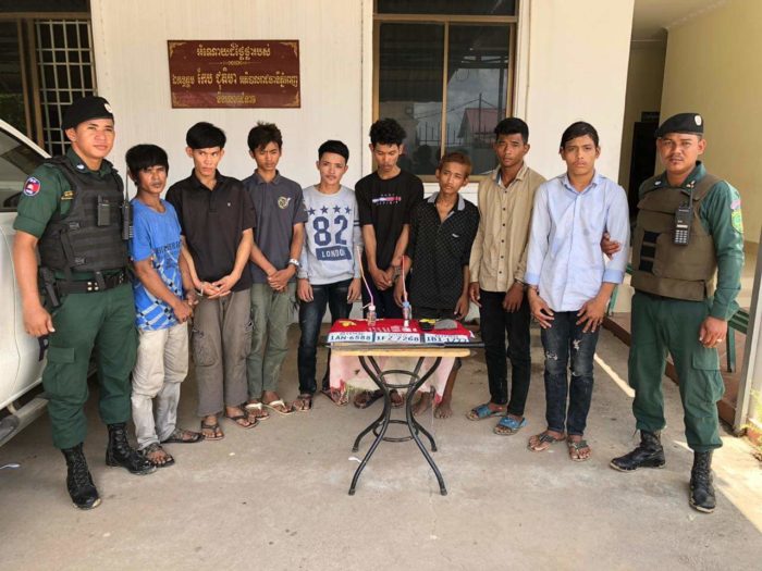 សមត្ថកិច្ចខណ្ឌសែនសុខចុះបង្រ្កាបមុខសញ្ញាចែកចាយគ្រឿងញៀន ពីរទីតាំងផ្សេងគ្នាឃាត់ខ្លួនជនសង្ស័យ៨នាក់រួមនិងថ្នាំញៀន២០កញ្ចប់!!