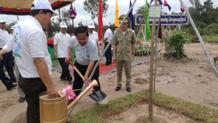 ឯកឧត្ដម សុខ លូ ដឹកនាំមន្ត្រីរាជការ អាជ្ញាធរ និងបងប្អូនប្រជាពលរដ្ឋ នាំយកកូនឈើ១៩០០ដើម ទៅដាំនៅព្រៃសហគមន៍​ក្បាលអូរក្រញ៉ាក