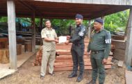 កម្លាំងរាជអាវុធហត្ថខេត្តក្រចេះចុះបង្ក្រាបបានរថយន្តដឹកឈើម៉ាកសាំយ៉ុងមួយគ្រឿង!