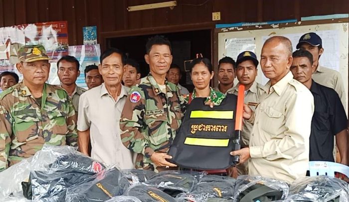 ពិធីប្រគល់ និងបំពាក់ឯកសណ្ឋានជូនប្រជាការពារភូមិ ក្រោមវត្តមានឯកឧត្តម ច័ន្ទ ណារឿង មេបញ្ជាការរងកងពលធំអន្តរាគមន៍លេខ៣!
