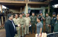 ព្រះរាជអាជ្ញាខេត្តរតនគិរីដឹកនាំកម្លាំងសមត្ថកិច្ចចម្រុះ ចុះត្រួតពិត្យដេប៉ូលក់ឈើចំនួន ៣កន្លែងនៅក្រុងបានលុង!