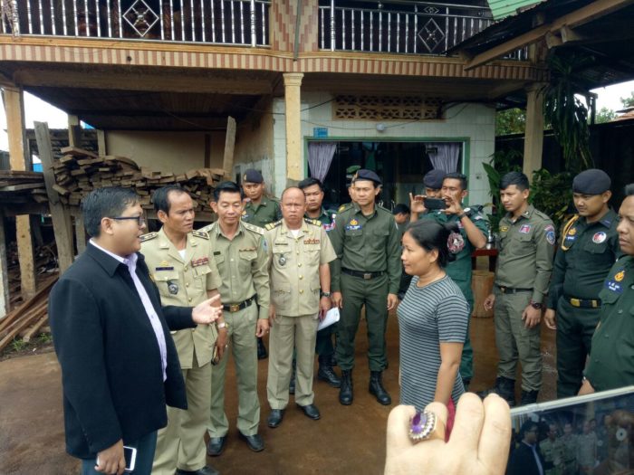 ព្រះរាជអាជ្ញាខេត្តរតនគិរីដឹកនាំកម្លាំងសមត្ថកិច្ចចម្រុះ ចុះត្រួតពិត្យដេប៉ូលក់ឈើចំនួន ៣កន្លែងនៅក្រុងបានលុង!