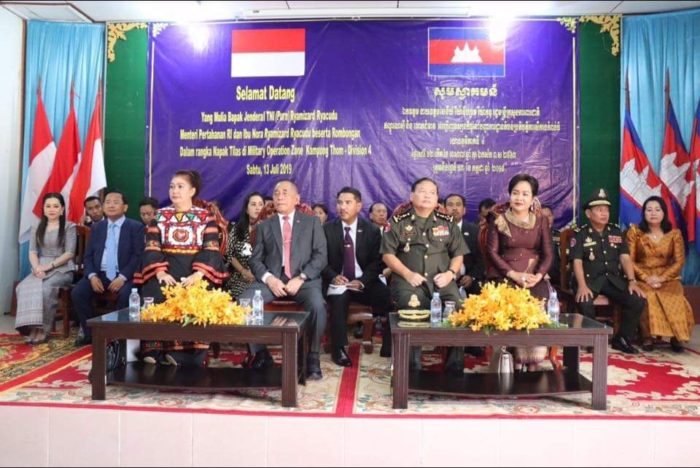 រដ្ឋមន្រ្តីក្រសួងការពារជាតិឥណ្ឌូនេស៊ីអញ្ជើញមកទស្សនៈកិច្ចនៅបញ្ជាការដ្ឋានតំបន់ប្រតិបត្តិការសឹករងកំពង់ធំ!