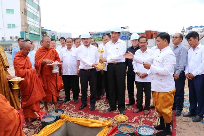 ពិធីក្រុងពាលីសាងសង់ក្លោងទ្វារពហុកីឡដ្ឋានខេត្តកំពត