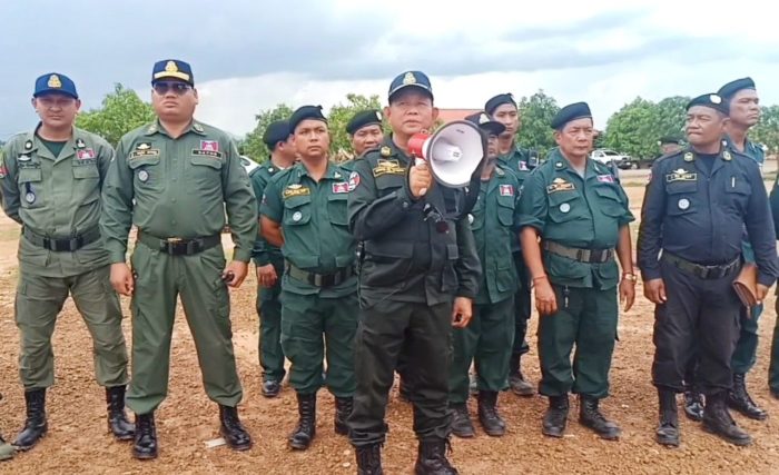 អគ្គស្នងការរងនគរបាលជាតិ ចុះពិនិត្យសកម្មភាពសមយុទ្ធហ្វឹកហ្វឺន របស់នាយ និងពលនគរបាល វរសេនាតូចអន្តរាគមន៍ពិសេស នៅទីបញ្ជាការនគរបាលជាតិយោធភូមិភាគទី៤ នៃទិសទី១ !