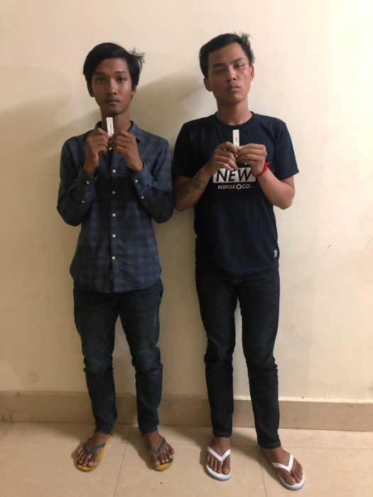 ជនសង្ស័យចំនួន០២នាក់ត្រូវបានសមត្ថកិច្ចខណ្ឌសែនសុខឃាត់ខ្លួនពាក់ពន្ធ័ករណីប្រើប្រាស់គ្រឿងញៀន!
