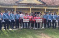 លោក អ៊ុន បុត្ត អភិបាលស្រុកកំពង់ស្វាយនិងលោកអធិការចុះប្រគល់រនាំងផ្លាកសញ្ញាចរាចរណ៍និងអាវដល់សិស្ស១០សាលា!
