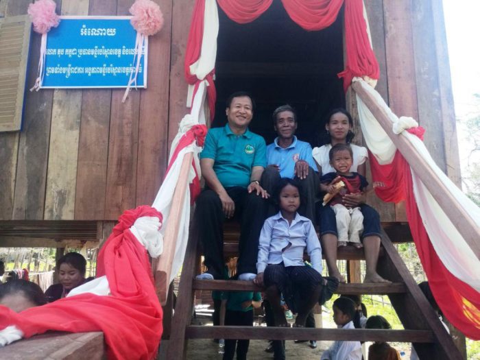 ខ្នងផ្ទះលើកទី២ជាអំណោយរបស់មន្ទីរបរិស្ថានខេត្តកំពង់ធំផ្តល់ជូនពលរដ្ឋក្រីក្រស្រុកបា្រសាទបាល្ល័ង្គ!