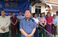 អភិបាលខេត្តកំពង់ធំចែកអំណោយរបស់មន្ទីរសង្គមកិច្ចជូនពលរដ្ឋក្រីក្រជួបគ្រោះមហន្តរាយជិត៤០០គ្រួសារ !