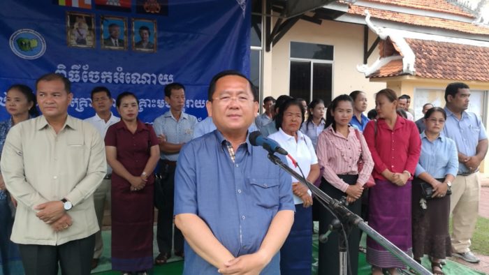 អភិបាលខេត្តកំពង់ធំចែកអំណោយរបស់មន្ទីរសង្គមកិច្ចជូនពលរដ្ឋក្រីក្រជួបគ្រោះមហន្តរាយជិត៤០០គ្រួសារ !