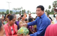 ឯកឧត្តម ជាវ តាយ ដឹកនាំមន្ត្រីសាលាខេត្ត​ជិះទូកពិនិត្យមេីលស្ថានភាពទឹក​ និងបងប្អូនប្រជាពលរដ្ឋដែលរងគ្រោះដោយជំនន់ទឹកភ្លៀង​នៅស្រុកទឹកឈូ
