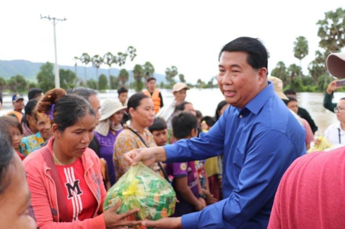 ឯកឧត្តម ជាវ តាយ ដឹកនាំមន្ត្រីសាលាខេត្ត​ជិះទូកពិនិត្យមេីលស្ថានភាពទឹក​ និងបងប្អូនប្រជាពលរដ្ឋដែលរងគ្រោះដោយជំនន់ទឹកភ្លៀង​នៅស្រុកទឹកឈូ