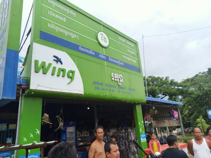 ក្រុមចោរមួយក្រុមជិះម៉ូតូបន្លំខ្លួនទិញខារ៉ាបាវមួយកេសចូលលួចលុយបានជាង១មុឺនដុល្លាមិនរំខានដល់សមត្ថកិច្ច!