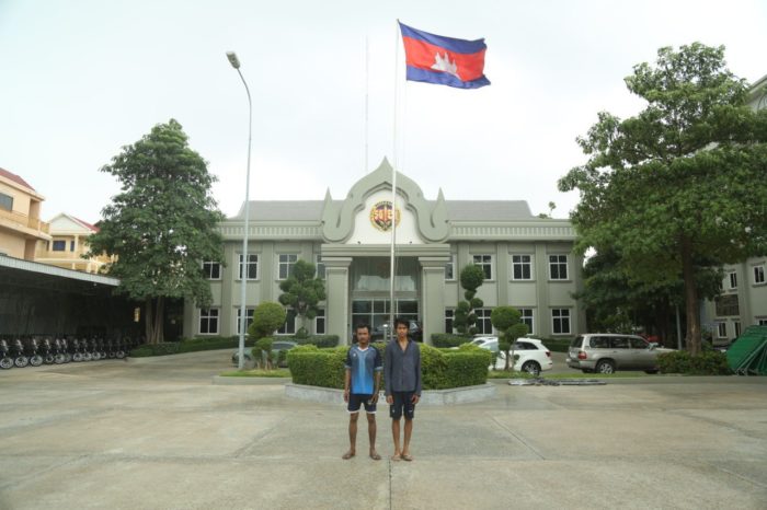 អាវុធហត្ថរាជធានីភ្នំពេញ បញ្ជូនជនសង្ស័យ ០២នាក់ ទៅតុលាការ!
