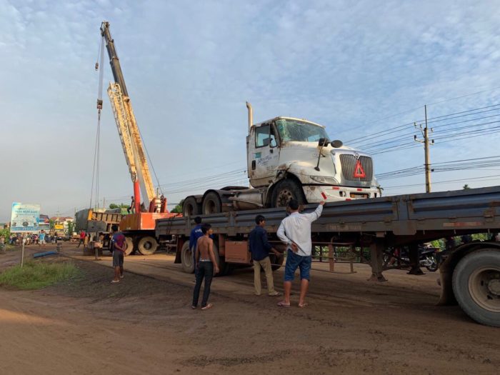 រថយន្តកុងទីន័រមួយគ្រឿង បានក្រឡាប់ផ្ញារជើងទ្រមេឃធ្លាក់ទូកុងទីន័រទទឹងផ្លូវ!