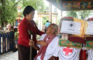 លោកជំទាវដួង វណ្ណាប្រធានកិត្តិយស សាខាកាកបាទក្រហមខេត្តស្វាយរៀងសំណេះសំណាល សួរសុខទុក្ខ និងចែកអំណោយមនុស្សធម៌ចំនួន ១៣៣ គ្រួសារ !
