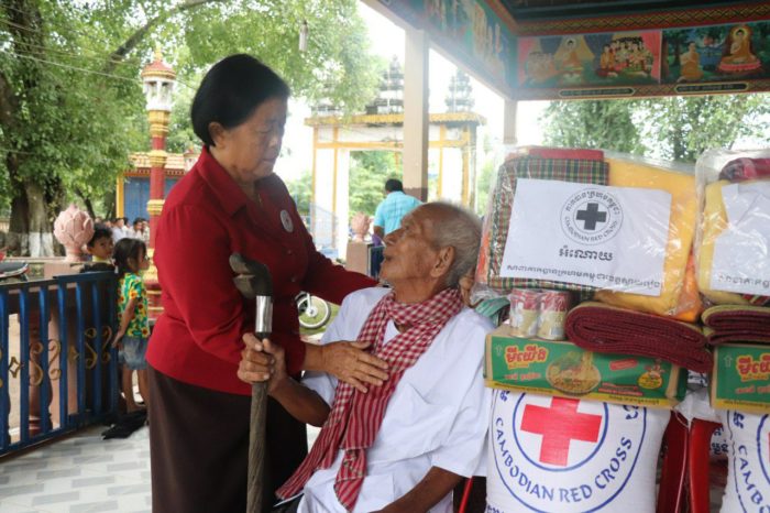 លោកជំទាវដួង វណ្ណាប្រធានកិត្តិយស សាខាកាកបាទក្រហមខេត្តស្វាយរៀងសំណេះសំណាល សួរសុខទុក្ខ និងចែកអំណោយមនុស្សធម៌ចំនួន ១៣៣ គ្រួសារ !