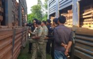 នោះ! ក្រុមហ៊ុន សៀម៉ុន (ខេមបូឌា) អហ្គ្រីខល់ឈ័រ សម្រុកដឹកឈើទៅលក់នៅប្រទេសវៀតណាម ខណៈនាយឧត្តមសេនីយ៍ សៅ សុខា កំពុងបញ្ចេញកណ្តាប់ដៃដែក !