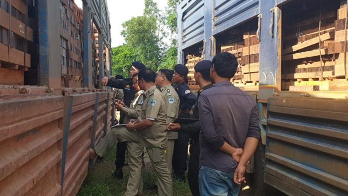 នោះ! ក្រុមហ៊ុន សៀម៉ុន (ខេមបូឌា) អហ្គ្រីខល់ឈ័រ សម្រុកដឹកឈើទៅលក់នៅប្រទេសវៀតណាម ខណៈនាយឧត្តមសេនីយ៍ សៅ សុខា កំពុងបញ្ចេញកណ្តាប់ដៃដែក !