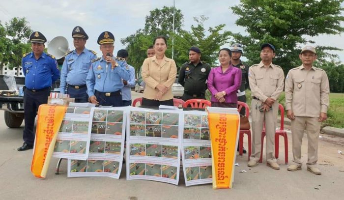 ពិធីយុទ្ធនាការអប់រំផ្សព្វផ្សាយច្បាប់ចរាចរណ៍ផ្លូវគោកដល់អ្នកបើកបររថយន្តដឹកកម្មកររោងចក្រនៅតំបន់សេដ្ឋកិច្ចពិសេសមេនហាតធេន!