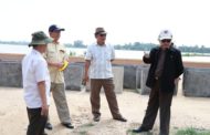 លោក ម៉ែន វិបុល អភិបាល នៃគណៈអភិបាលខេត្តស្វាយរៀង​ អញ្ជើញពិនិត្យមើលការស្ថាបនា ច្រាំទន្លេវ៉ៃគោ រៀបចំប្រព័ន្ធលូបង្ហូរទឹក រៀបចំសួនច្បារ ការ៉ូឡា ពង្រីកផ្លូវ និងរៀបចំកន្លែងអង្គុយទស្សនាការប្រណាំងទូក!