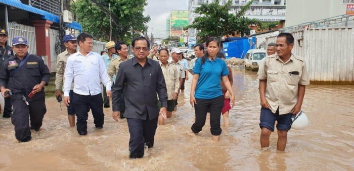 លោក អុីសុខ ឡេង បានចុះទៅពិនិត្យស្ថានភាពទឹកលិចផ្លូវ នៅទួលខ្សាច់ភូមិ៣ សង្កាត់៤!