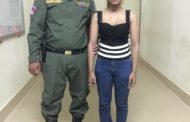 ស្គាល់មុខតែមិនស្គាល់ចិត្ត! ស្រីស្អាតម្នាក់ត្រូវបានសមត្ថកិច្ចឃាត់ខ្លួនពាក់ព័ន្ធករណីលួចលុយ