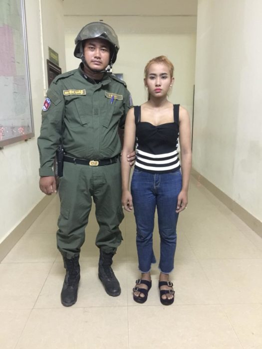 ស្គាល់មុខតែមិនស្គាល់ចិត្ត! ស្រីស្អាតម្នាក់ត្រូវបានសមត្ថកិច្ចឃាត់ខ្លួនពាក់ព័ន្ធករណីលួចលុយ