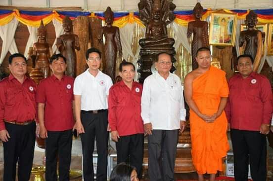 ឯកឧត្តមបណ្ឌិត ប៊ុត គឹមស៊ាន ប្រធានសាខាកាកបាទក្រហមកខេត្តបាត់ដំបងនាំអំណោយ កាកបាទក្រហមទៅចែកជួនប្រជាពលរដ្ឋទីទាល់ក្រ ចំនួន១៣១គ្រួសារ!