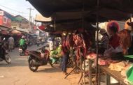 ប្រជាពលរដ្ឋរិះគន់ថាអ្នកស្រី រស់ ផារី ប្រធានផ្សារផ្អាវគ្រប់គ្រងមិនអោយ ម្ចាស់ផ្ទះមានសិទ្ធលក់ដូរនៅខាងមុខផ្ទះរបស់ខ្លួន!