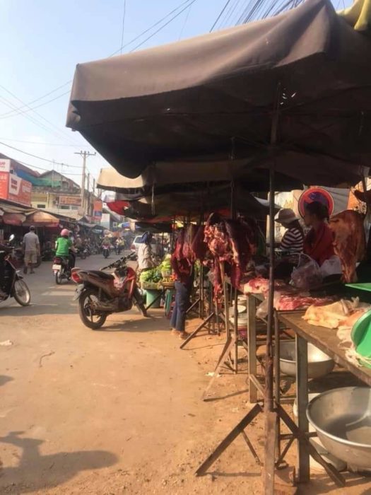 ប្រជាពលរដ្ឋរិះគន់ថាអ្នកស្រី រស់ ផារី ប្រធានផ្សារផ្អាវគ្រប់គ្រងមិនអោយ ម្ចាស់ផ្ទះមានសិទ្ធលក់ដូរនៅខាងមុខផ្ទះរបស់ខ្លួន!