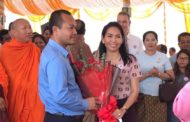 លោកអភិបាលខណ្ឌពោធិ៍សែនជ័យយកថ្ងៃខួបកំណើតធ្វើអំពើល្អ ចែកអំណោយជូនជនពិការ ចាស់ជរា មានជីវភាពខ្វះខាត និង ពីសា នំបញ្ចក់សាមគ្គី ជុំគ្នាជាមួយពលរដ្ឋ !